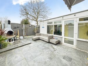 WINDSOR COURT- click for photo gallery